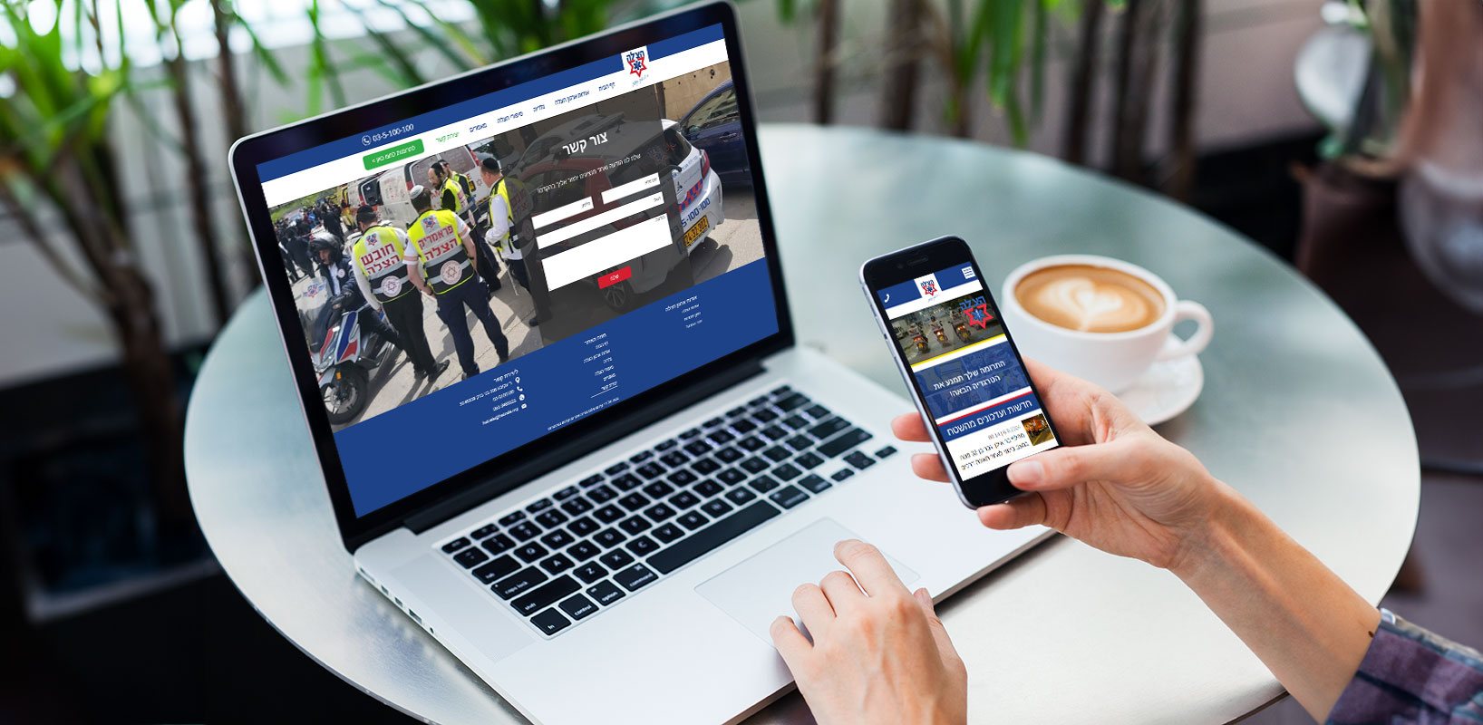 הצגת אתר שירותי חירום על גבי מחשב נייד ומובייל המדגימה עיצוב רספונסיבי