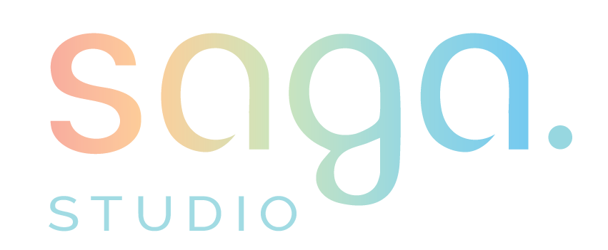לוגו Saga Studio עם טיפוגרפיה צבעונית במעבר גרדיאנט עדין